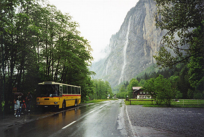 شلالات تروميل باخ وستوباخ في سويسرا من أجمل شلالات العالم 2trummel_bus